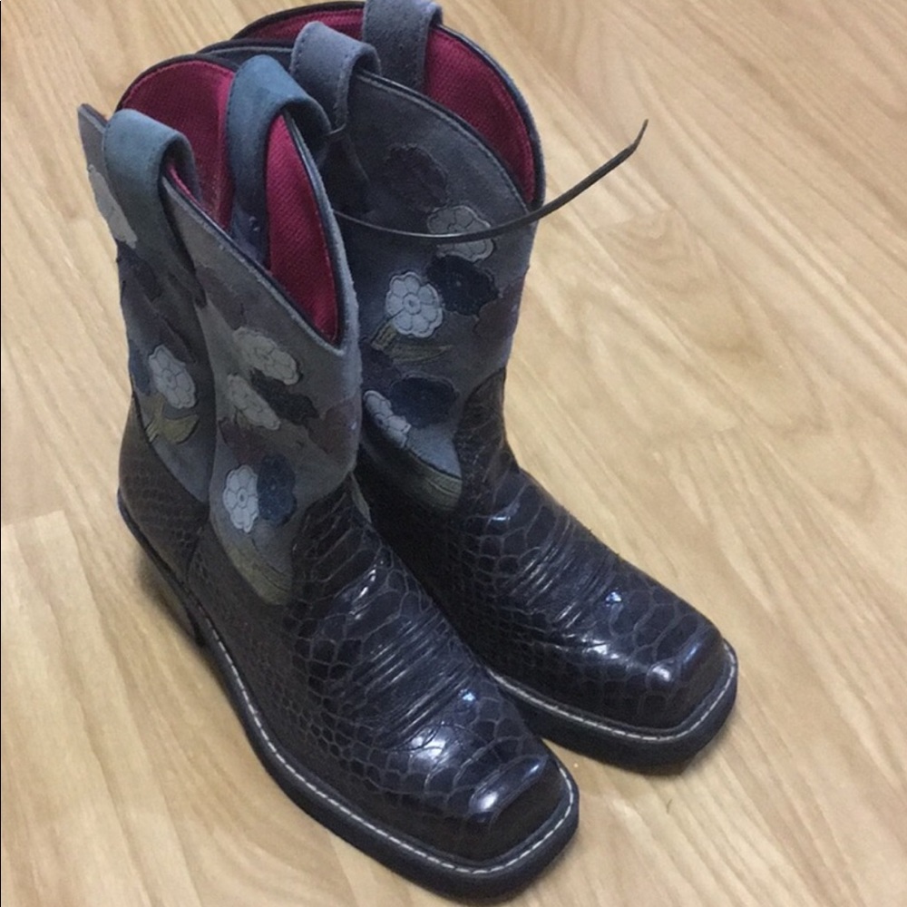 Women’s Ariat  western cowgirl square toe boots 7